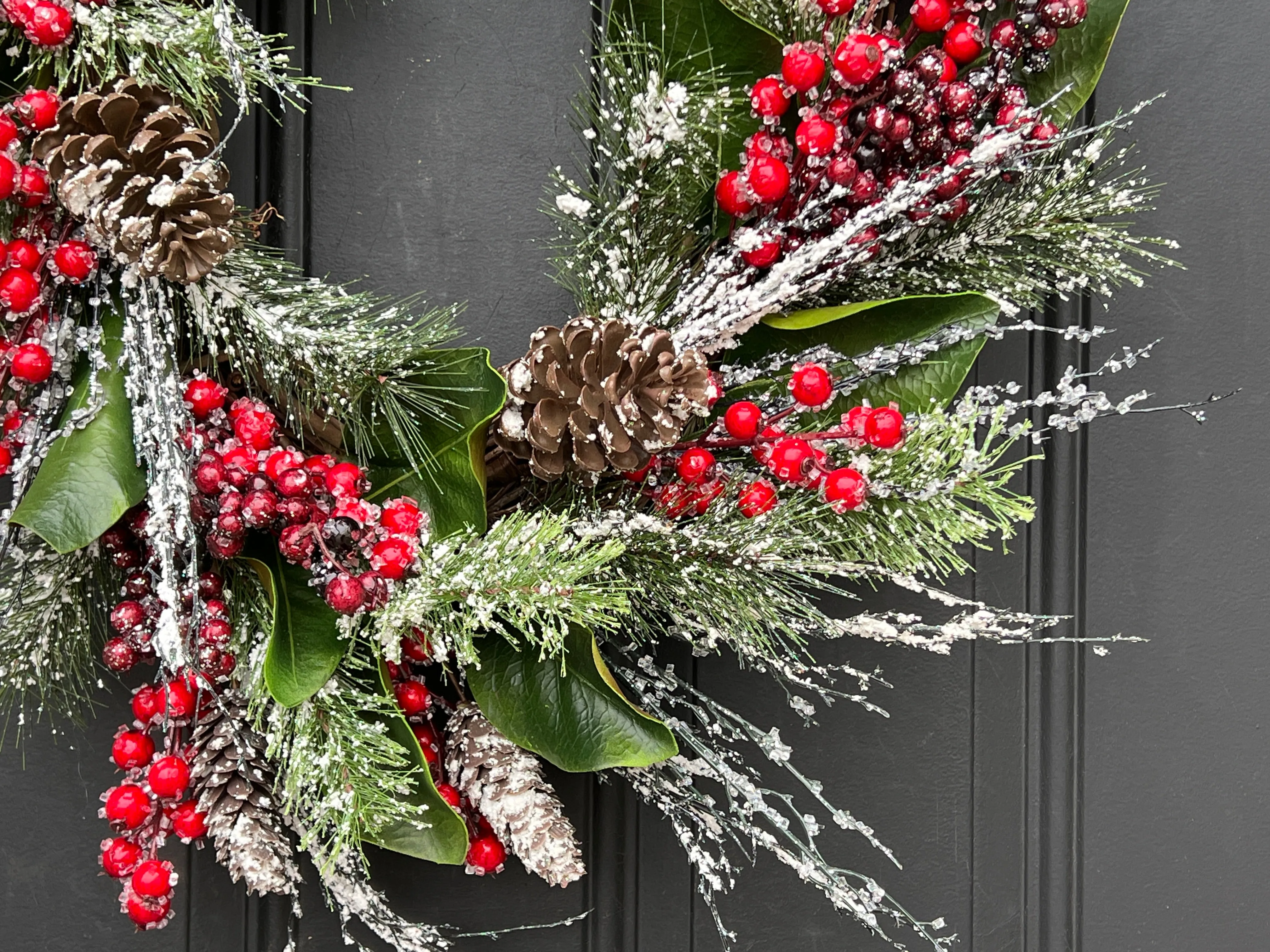 Classic Oval Christmas Wreath with Magnolia and Flocked Snow