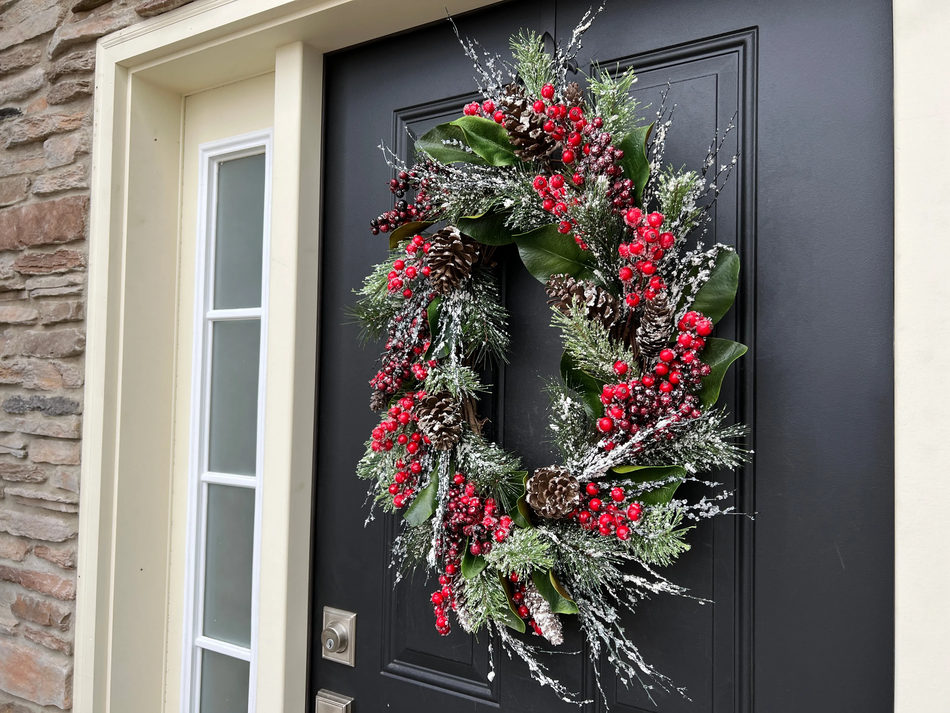 Classic Oval Christmas Wreath with Magnolia and Flocked Snow