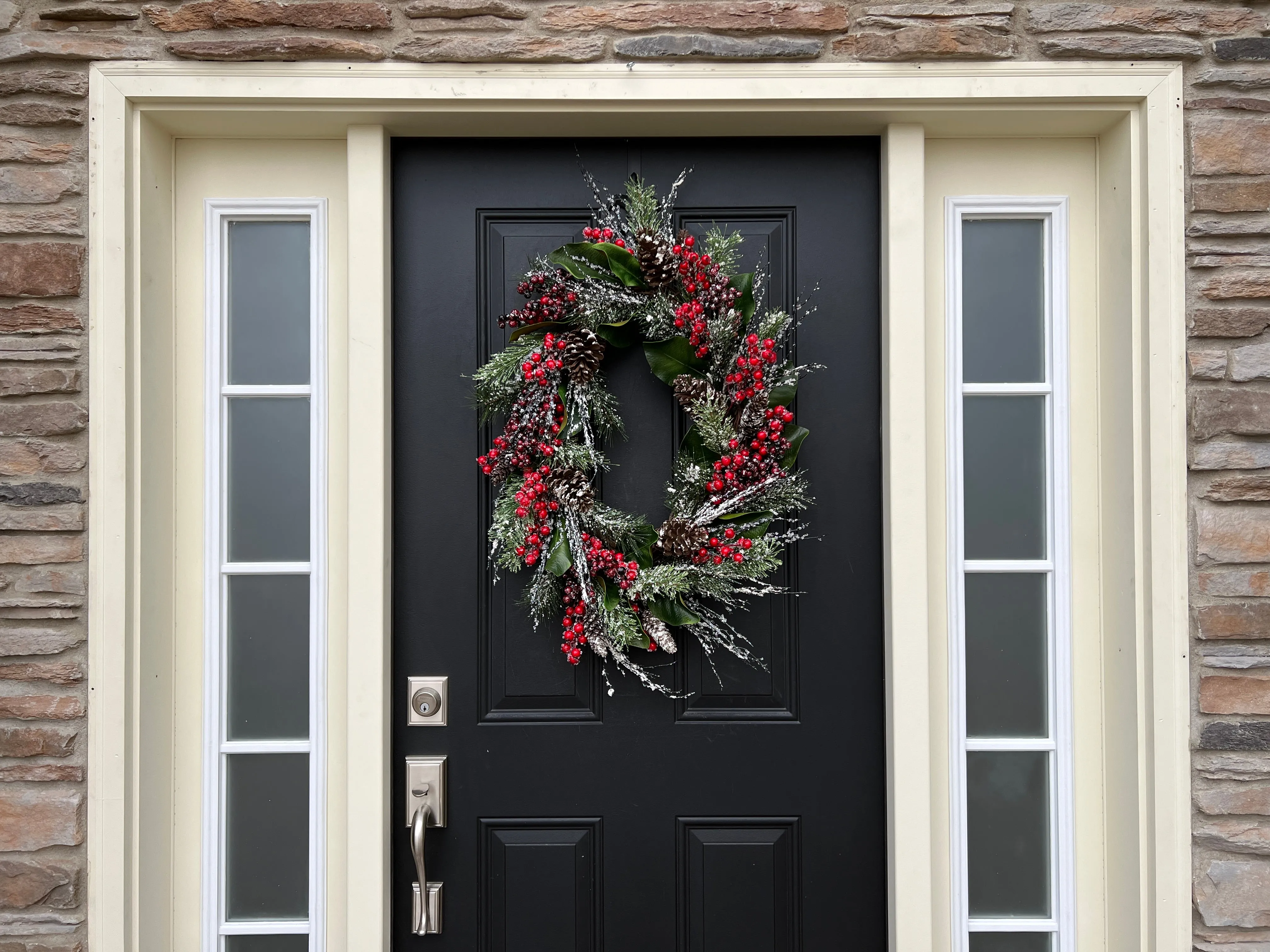 Classic Oval Christmas Wreath with Magnolia and Flocked Snow